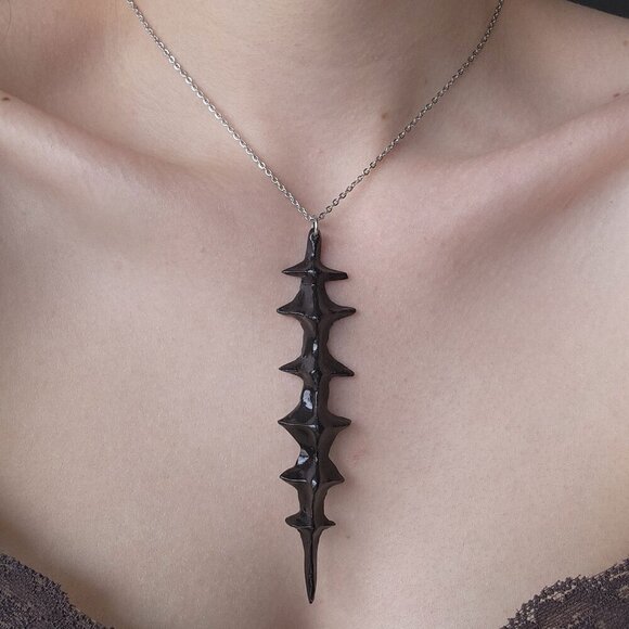 Gothic unique black spiky vertebrae necklace with a small silver chain - Picture 4 of 8